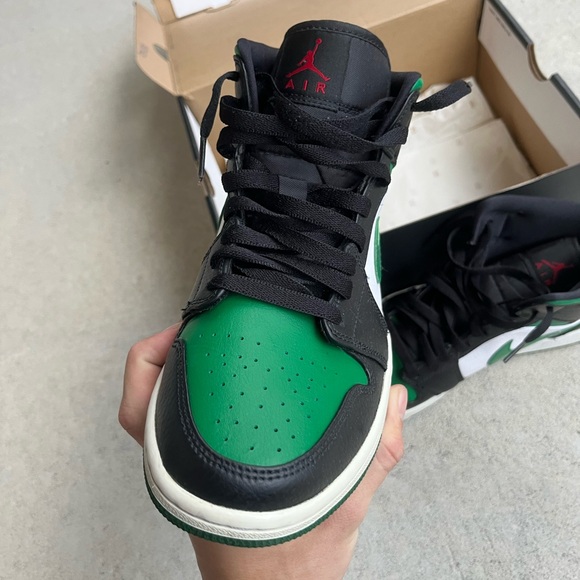 Nike Air Jordan 1 High - Black, White, Green - Picture 3 of 10